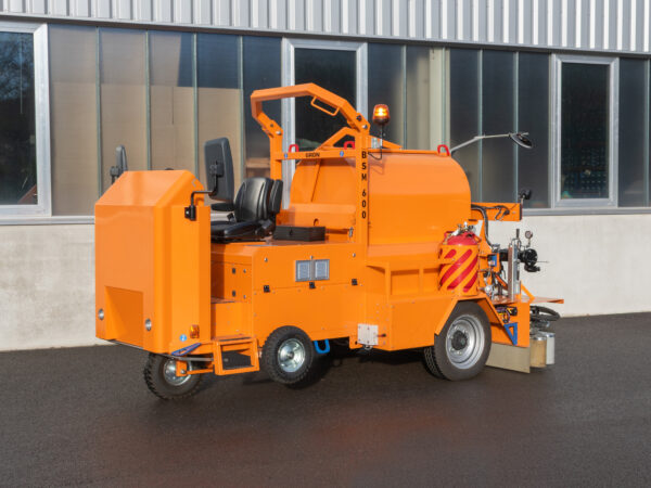 Selbstfahrende Elektro - Bitumenspritzmaschine und BSM 600-3R FK
